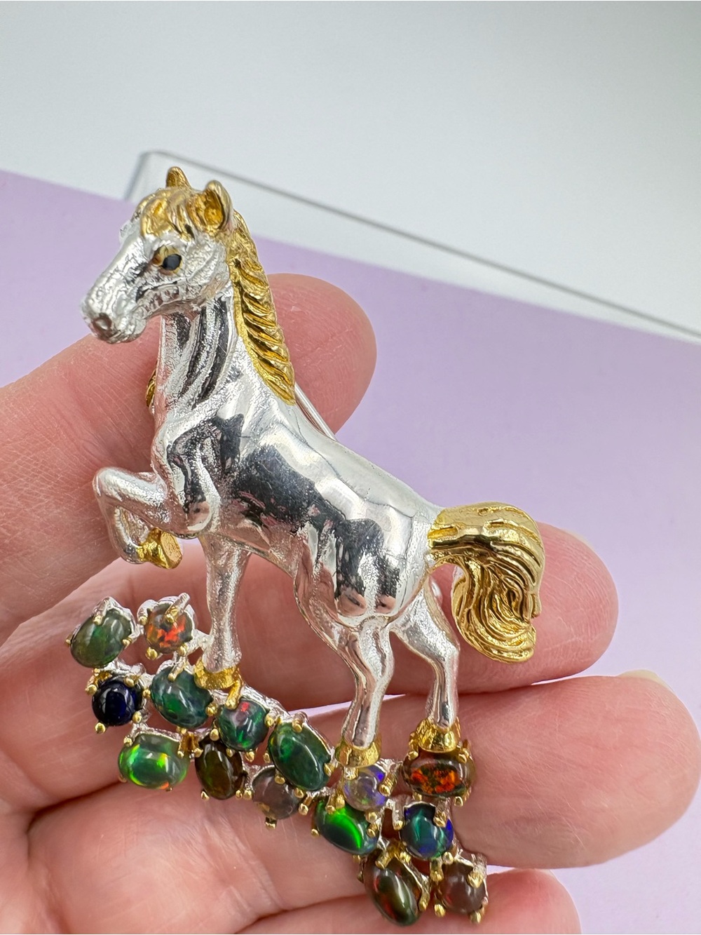 VINTAGE GOLD & 925 STERLING SILVER STALLION HORSE BROOCH
ON BLACK OPALS